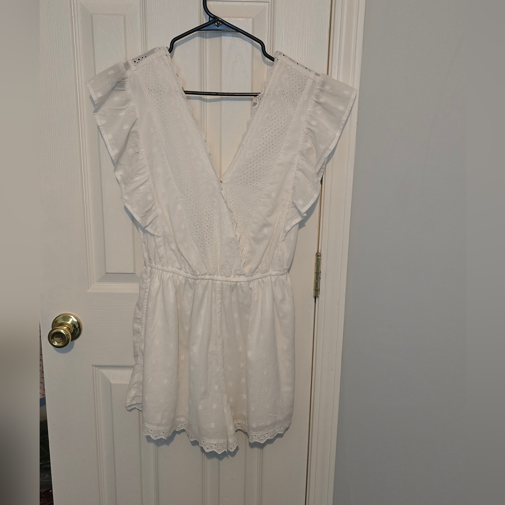 American Eagle Romper Shorts pockets White Eyelet Cotton V Neck Ruffle Medium‎